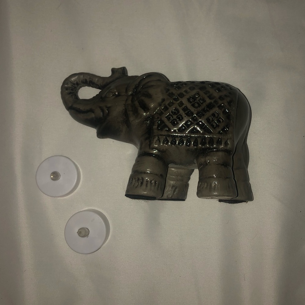 Elephant tea light holder w/ tea lights included